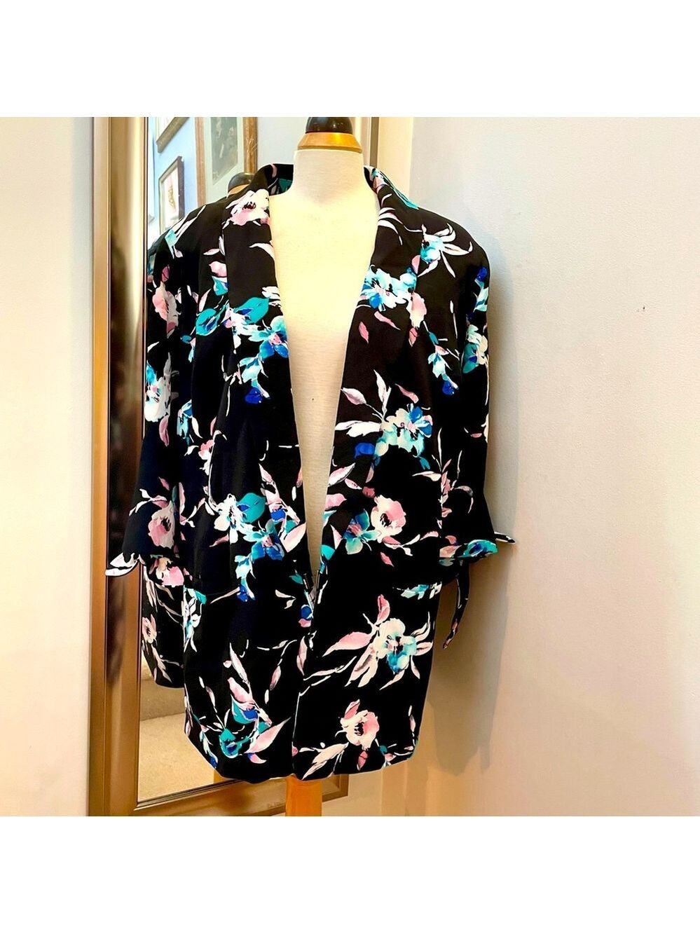 Lane Bryant floral blazer with pockets & hook closure. Size 22/24.